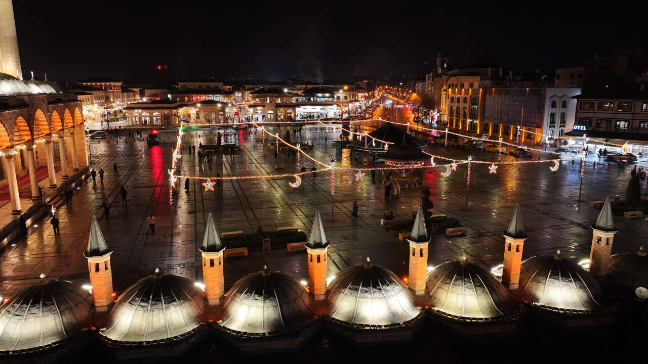 Şeb-i Arus için ışıklandırılan Konya sokaklarında görsel şölen oluştu 3